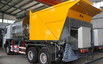 Synchronous chip sealing truck